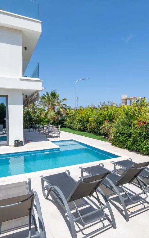 By the Beach - Emerald Seaview Villa: all'aperto, Esterni, Piscina