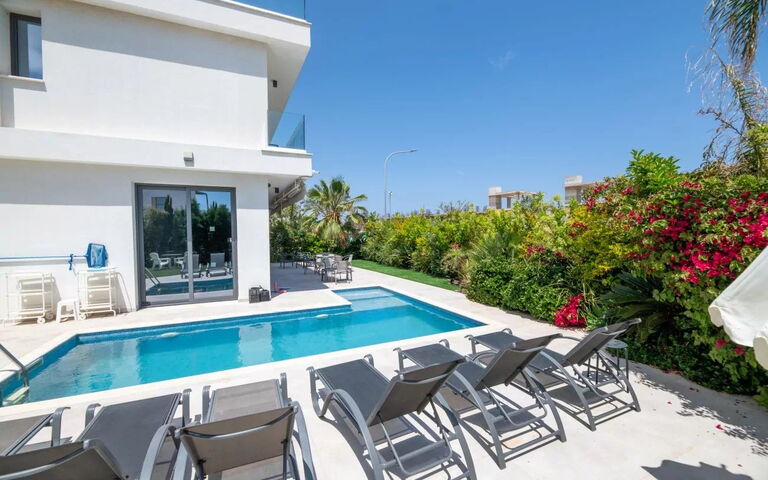 By the Beach - Emerald Seaview Villa: all'aperto, Esterni, Piscina