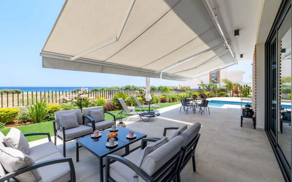 By the Beach - Emerald Seaview Villa: all'aperto, Balcone / Terrazza / Patio, Esterni, Piscina