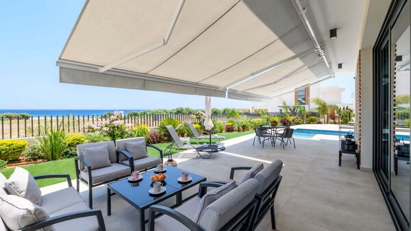 By the Beach - Emerald Seaview Villa: all'aperto, Balcone / Terrazza / Patio, Esterni, Piscina