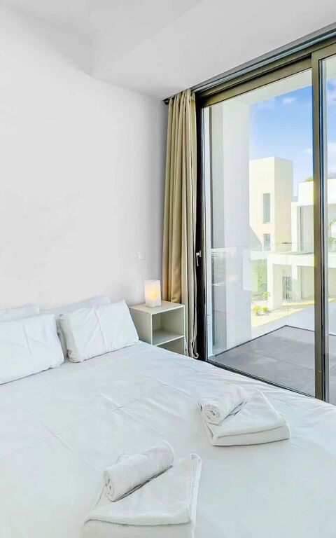 Azure Seaview- Garnet Villa: Camera da letto