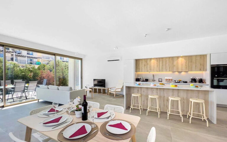 Azure Seaview- Garnet Villa: Sala da pranzo
