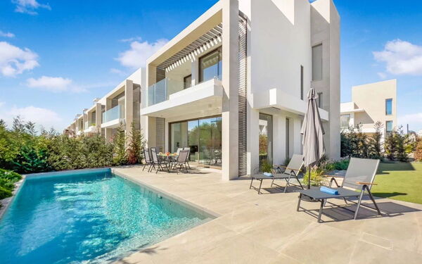Azure Seaview- Garnet Villa: all'aperto, Esterni, Piscina
