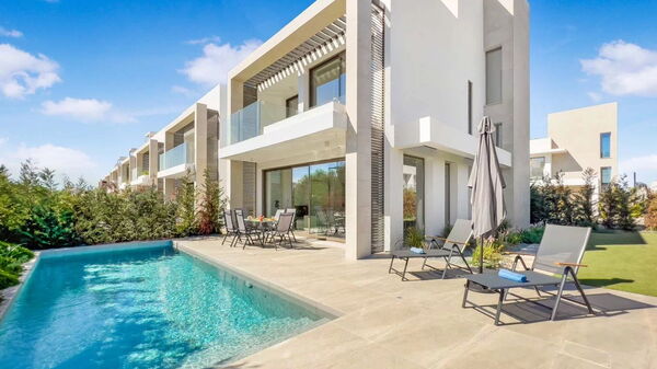 Azure Seaview- Garnet Villa: all'aperto, Esterni, Piscina
