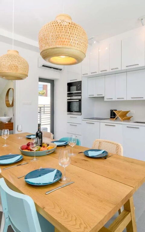 By the Beach - Blue Topaz Villa: Cucina, Sala da pranzo