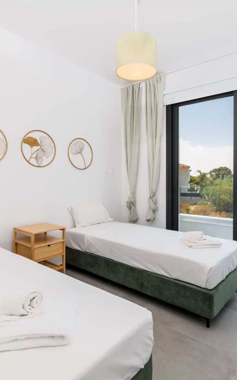 By the Beach - Blue Topaz Villa: Camera da letto